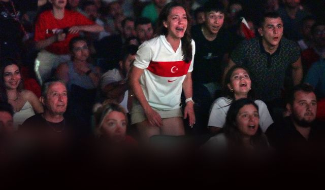 Futbol tutkusu İzmir'i sardı... Binler milli heyecanı beraber yaşadı!