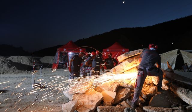 Seferihisar Belediyesi’nden gerçeği aratmayan deprem tatbikatı