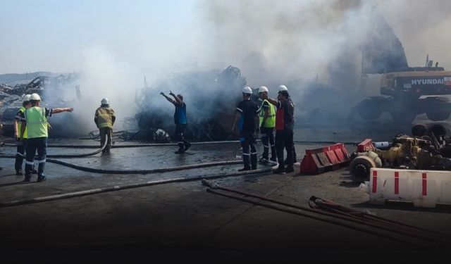 İzmir'de hurda depolama alanı alev aldı!