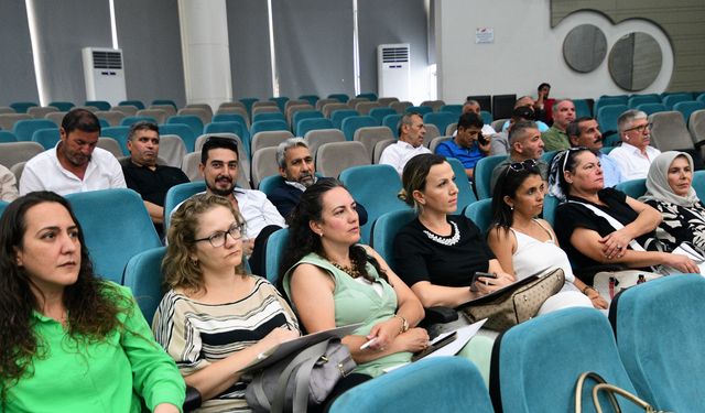 Bornova’da muhtarlara Kent Konseyi semineri