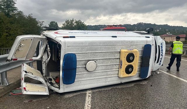 Hasta nakli yapan ambulans devrildi, 4 kişi yaralandı