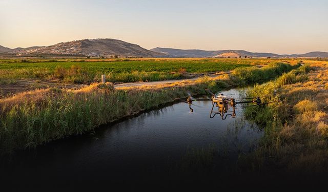 İzmir'de sivrisinekler ile mücadeleye devam ediyor... Dron ile havadan müdahale