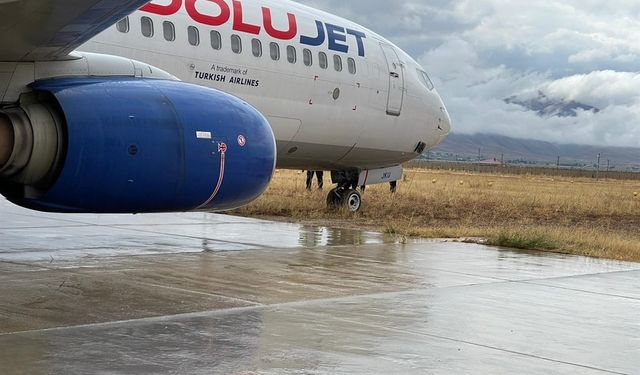 Yolcu uçağı pistten çıktı... Çamura saplandı!