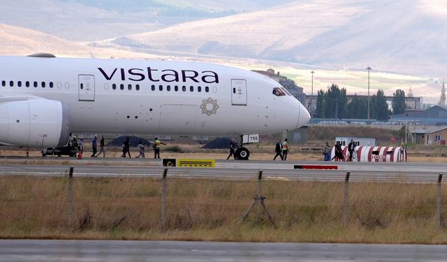 Hava sahası uçuşlara kapatıldı: Hindistan uçağına bomba ihbarı