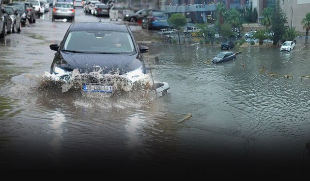 Meteoroloji dikkat dedi! İzmir'i sağanak vurdu