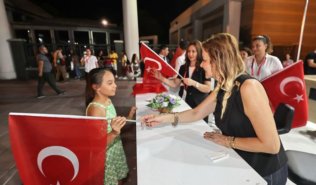 Başkan Mutlu’dan ziyaretçilere anlamlı hediye