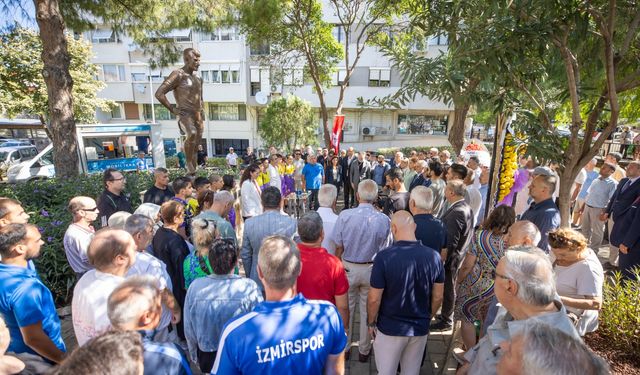 Konak’ta Metin Oktay’a anıtı başında anma