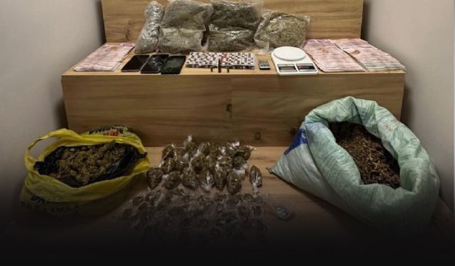 İzmir polisinden torbacı operasyonu... 5 kilo esrar ele geçirildi!