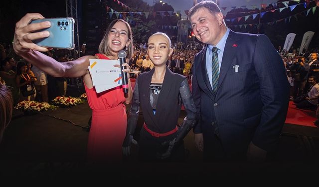 İzmir’de Robot Sophia tartışması! İEF’nin sponsoru VESTEL karşılamış