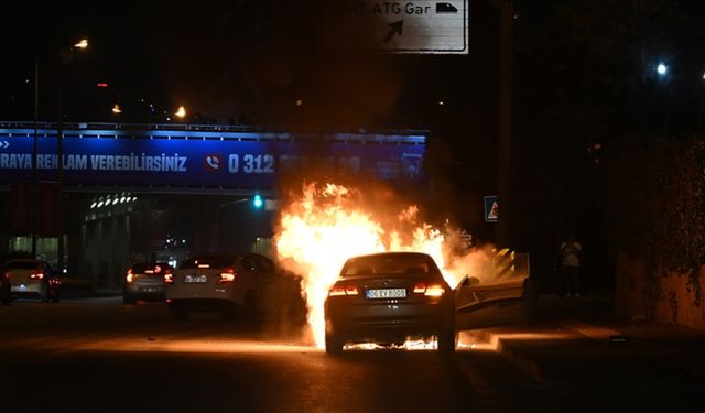 Seyir halindeki araç alev alev yandı