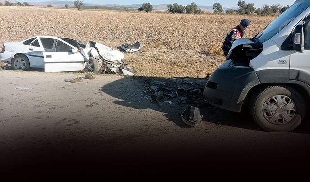 Otomobille okul servis minibüsü çarpıştı... 4 kişi can verdi