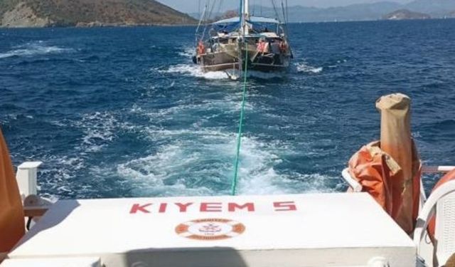 Fethiye açıklarında su alan tekne kurtarıldı