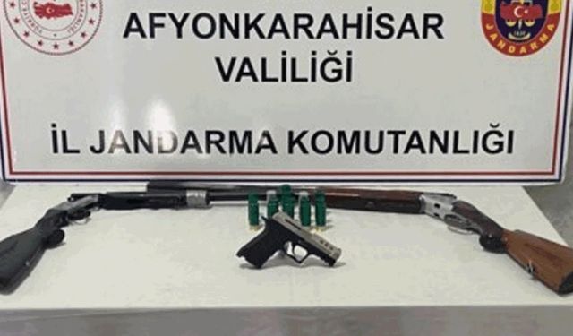 Evlerinde ruhsatsız silahla yakalandılar... 4 şüpheliye adli işlem