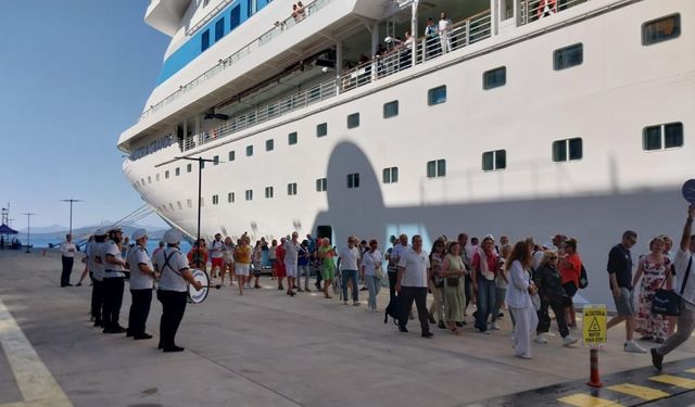 Bodrum'a turizm dopingi... İki kruvaziyerle 1680 yolcu geldi