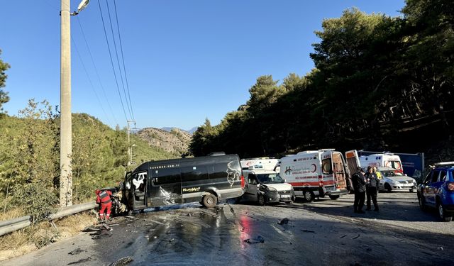 Fethiye'de zincirleme trafik kazasında 5 kişi yaralandı