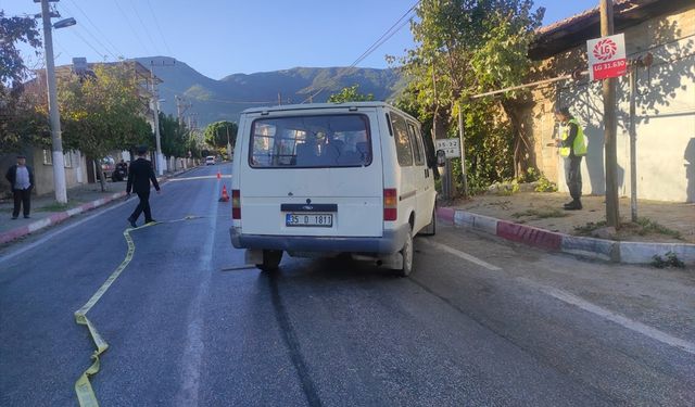 Ödemiş'te minibüsle çarpışan motosikletli  yaralandı