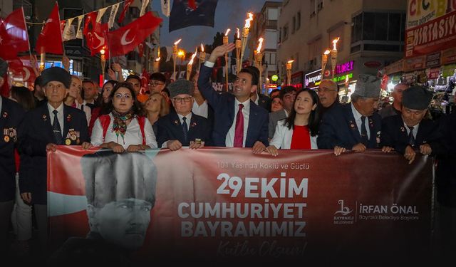 Bayraklı’da Cumhuriyet meşalesi 101’inci yılında büyük coşku