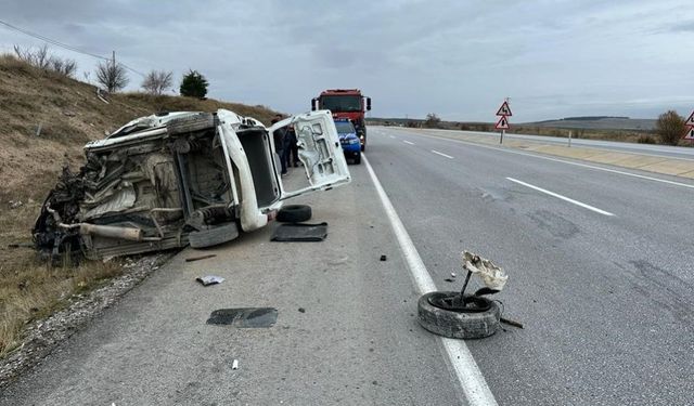 Afyonkarahisar'da kamyonetin takla atması sonucu 5 kişi yaralandı