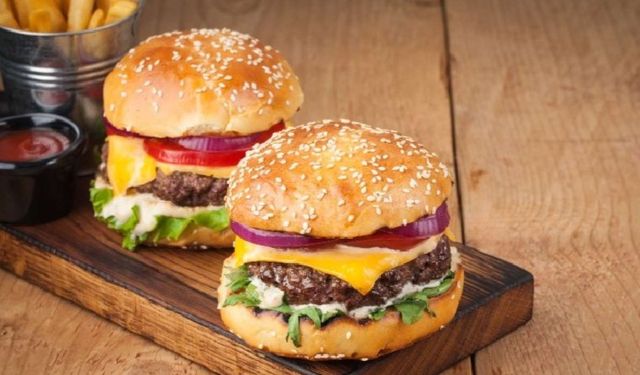 O hamburger zincirinde zehirlenmelerden sonra dev düşüş!