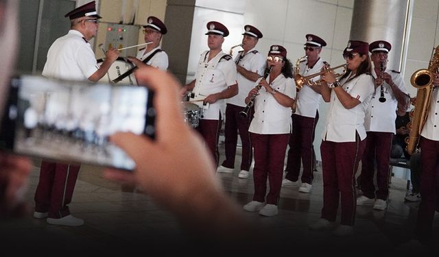 Karşıyaka Belediye Bandosu’ndan coşku dolu sokak konserleri