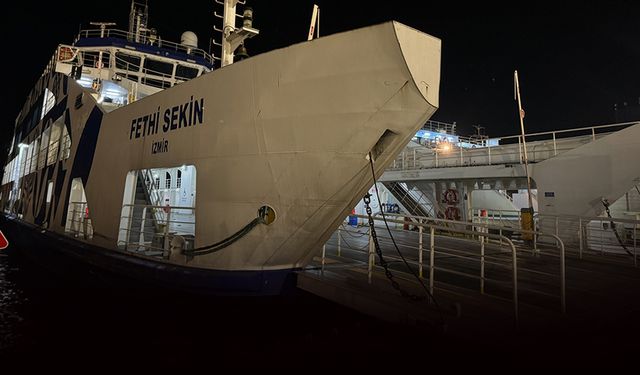 İzmir’de panik anları... Feribot iskeleye çarptı!