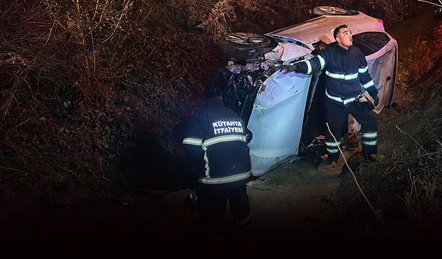 Otomobil su kanalına düştü.... Sürücüyü itfaiyeciler kurtardı