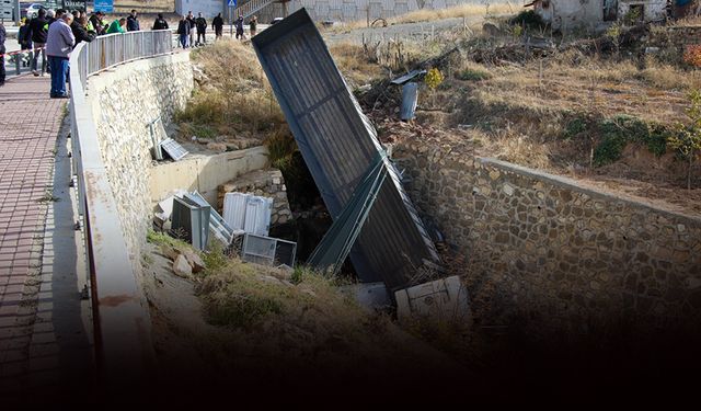 Tamir etmeye çalıştığı tır dereye düştü... Sürücü yaralandı!