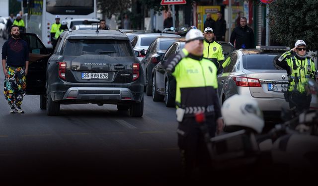 İzmir’de 09.05’te hayat durdu... Ata'ya saygı duruşu