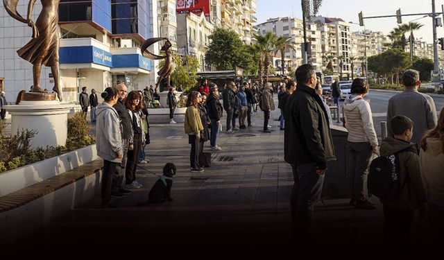 Karşıyaka’da hayat durdu; kalpler Atatürk için attı!