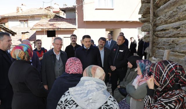 Kütahya Valisi Işın, 7 evin yandığı köyde incelemelerde bulundu