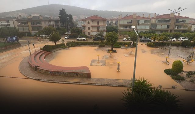 Çeşme'yi sel aldı! Hayat durma noktasına geldi