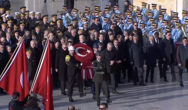 Devlet erkanı Anıtkabir'de Ata'nın huzuruna çıktı