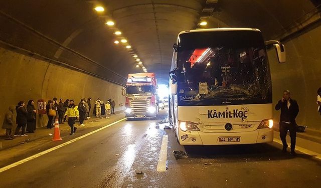 TEM'de 2 yolcu otobüsü ve TIR birbirine girdi: 14 yaralı