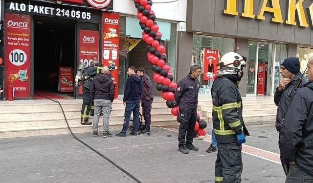 Döner salonunda korkutan yangın... Müşteriler tahliye edildi!