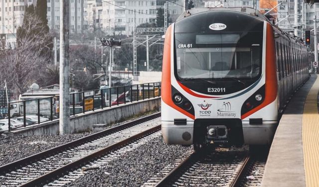 Raylara atlayıp intihar etti! Marmaray'da seferler iptal