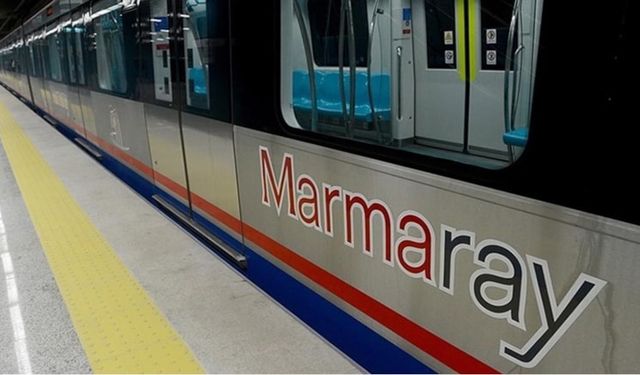 Marmaray'da aksama: Demiryoluna araç düştü