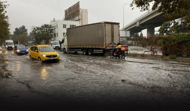 Meteoroloji uyardı! İzmir'i sel aldı