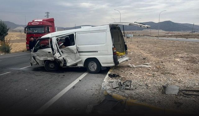 Kamyonet ile hafif ticari araç çarpıştı... Çok sayıda yaralı var!