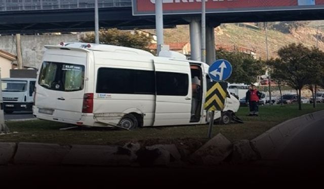 İzmir'de öğrenci servisi refüje çarptı... Çok sayıda yaralı!