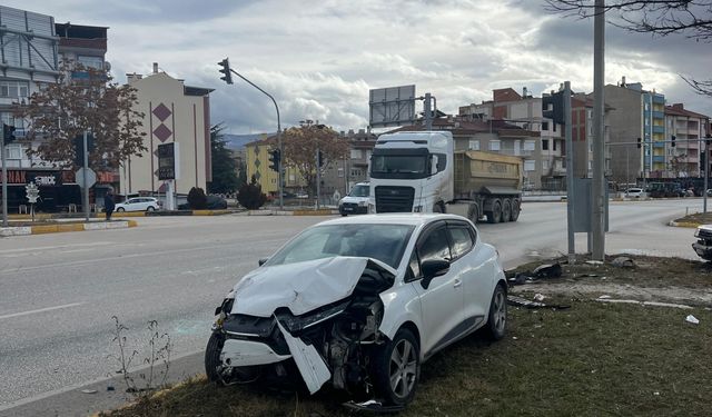 Afyonkarahisar'da 2 otomobilin çarpıştığı kazada 3 kişi yaralandı