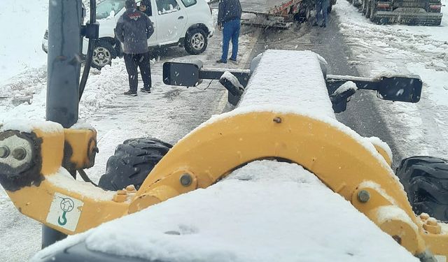 Afyonkarahisar'da kar etkili oldu... Trafik durma noktasına geldi!