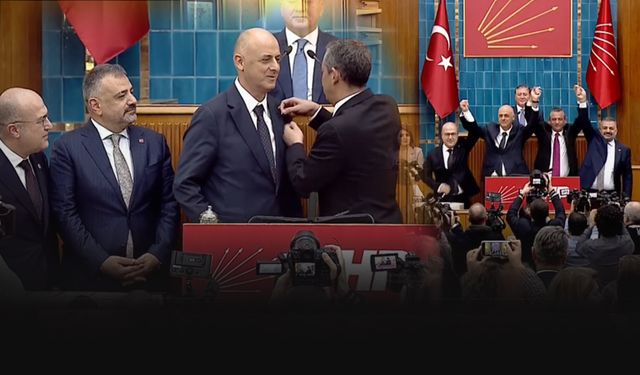 Özel rozeti kendi taktı...  Özlale artık CHP'de!