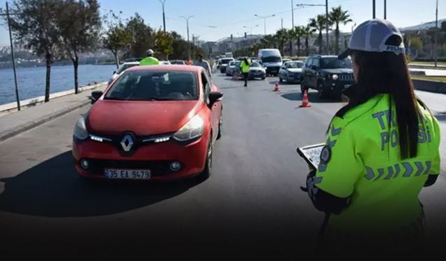 İzmir Polisi'nden yılbaşı mesaisi... 1432 trafik personeli görev yapacak!