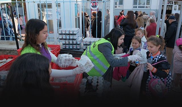 Dikilili öğrencilere beslenme desteği... Başkan Kırgöz'den simit ve ayran ikramı