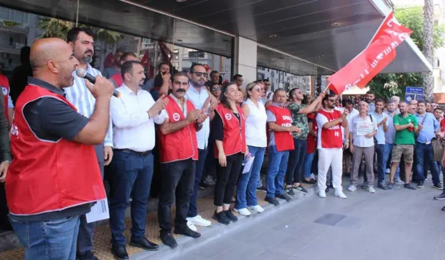 Karşıyaka'da maaş krizi sürüyor... 93 işçi belediye önünde!