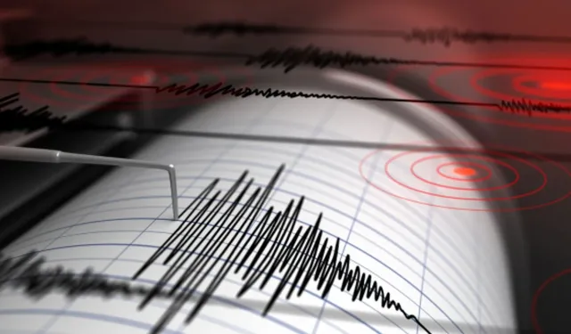 Antalya'da korkutan deprem... Vatandaş sokaklara döküldü!