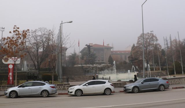 Afyonkarahisar'da yoğun sis etkili oldu... Trafik durma noktasına geldi!