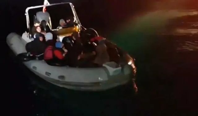 Sürüklenen lastik bottaki 26 kaçak göçmen kurtarıldı