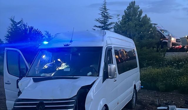 Minibüs araziye daldı... 6 kişi yaralandı!