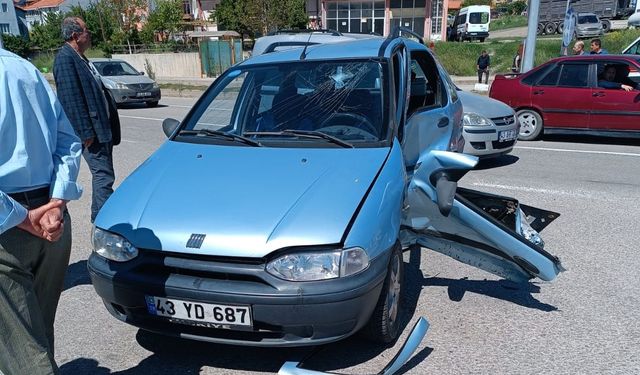 Kütahya'da iki otomobilin çarpıştığı kazada 5 kişi yaralandı